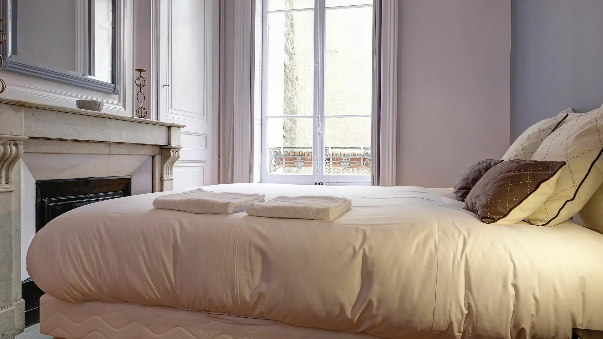 Honore - Hotel Pour Nomades Reveurs - 12 Barre contacts